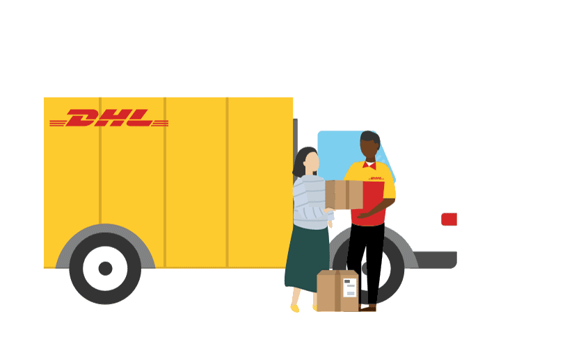 Mujer entregando una caja a un courier de DHL