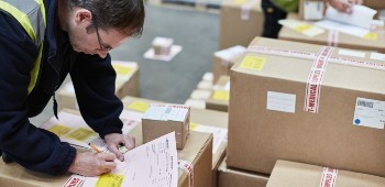 Agente aduaneiro a verificar os documentos de envio