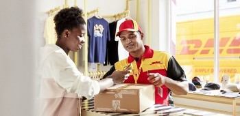 Sprzedawca potwierdzający odbiór przesyłkipodpisuje umowę na dostawę paczki